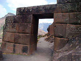 brána na cestě mezi ruinami