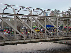 tržiště na mostě přes Rio Mapocho