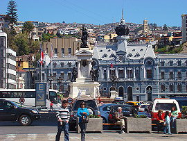 Plaza Sotomayor a Památník hrdinů z Iqique
