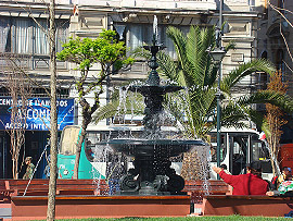 fontána na Plaza Echaurren